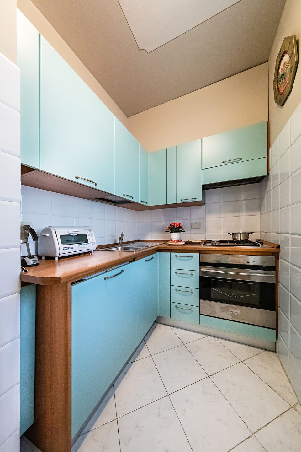Apartment, Mountain View | Private kitchen | Microwave, oven, electric kettle, toaster
