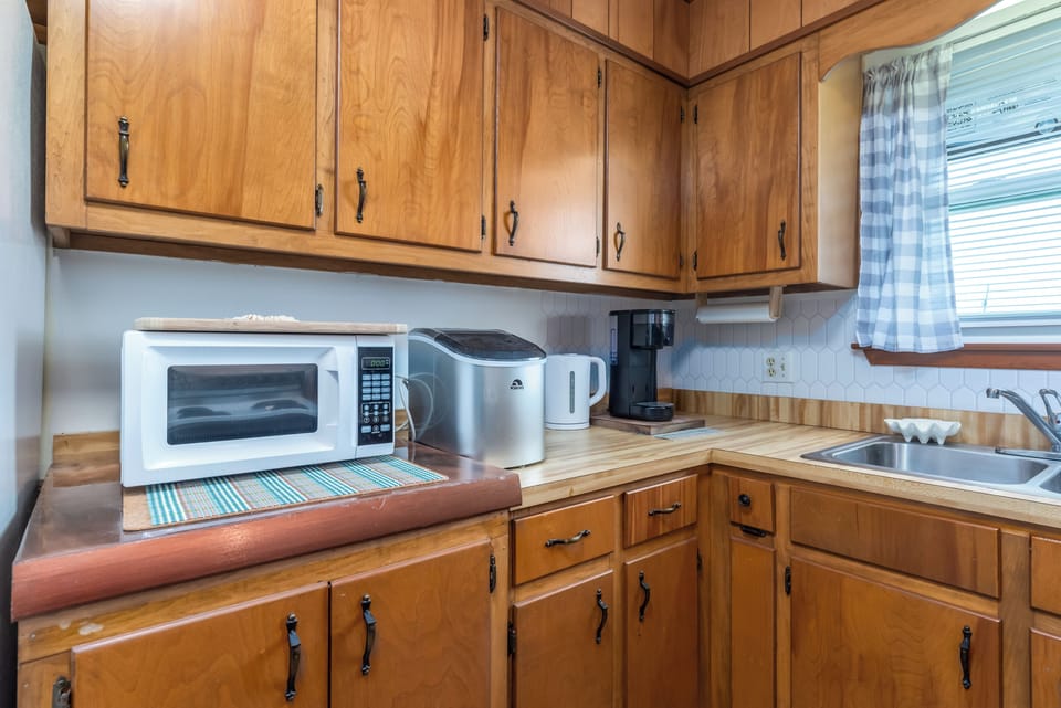 007 Palms 105 Kitchen Countertop Appliances