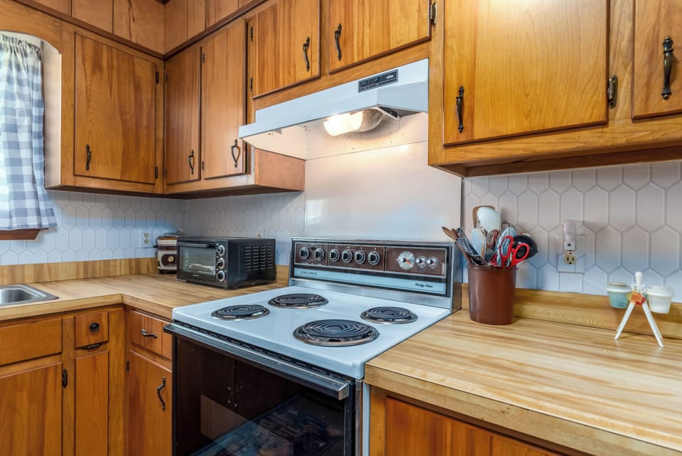 006 Palms 105 Kitchen Stove and appliances