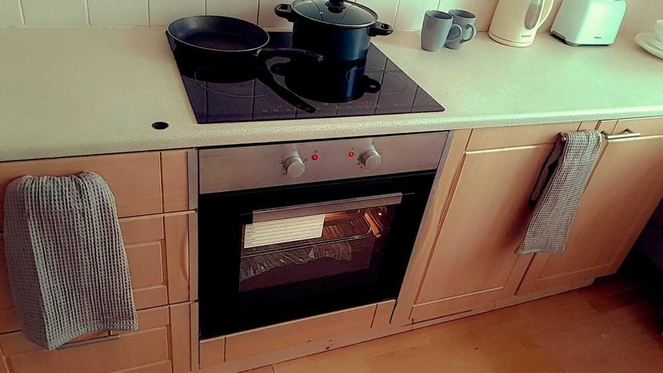 Basic Studio, Ensuite | Private kitchen | Highchair