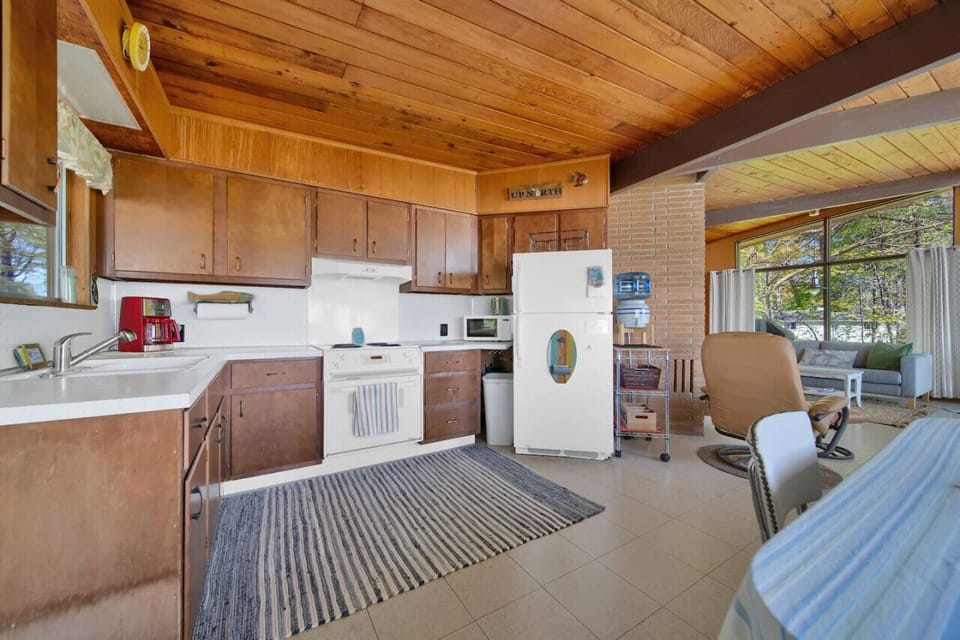 Another view of the kitchen!