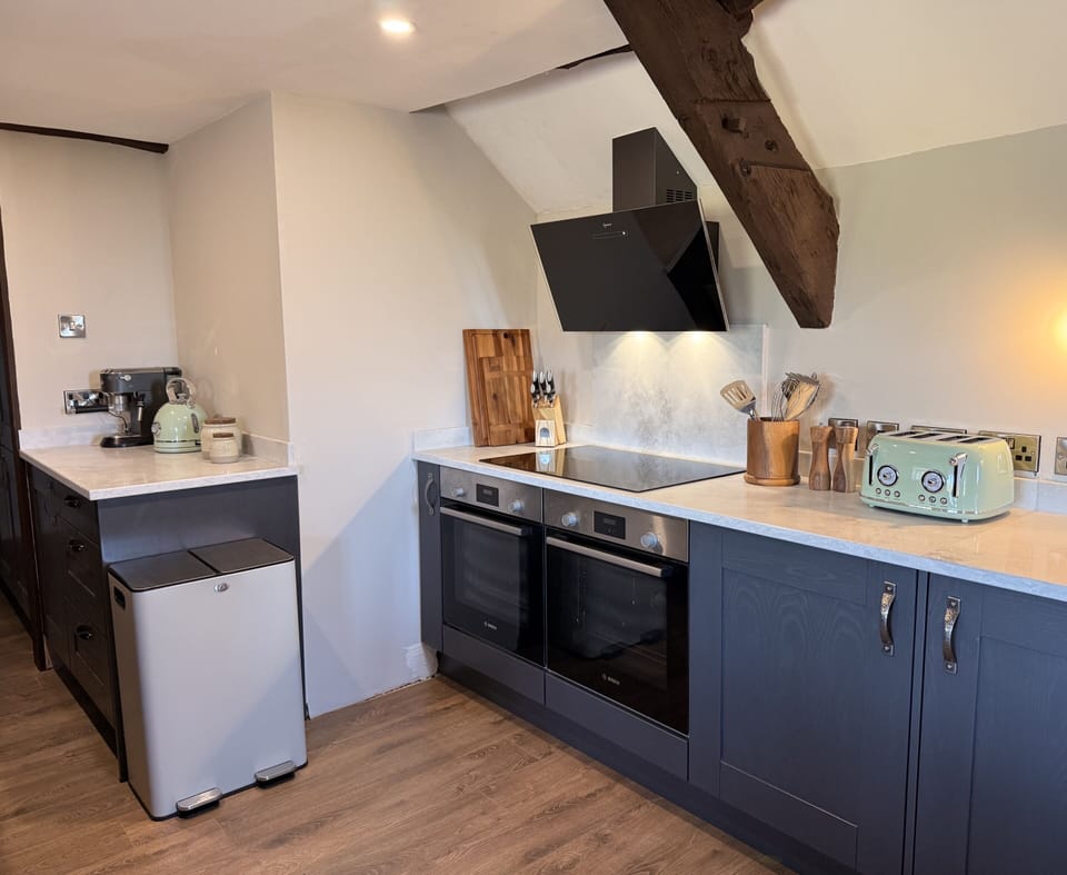 Traditional Cottage, Ensuite, Courtyard View | Private kitchen