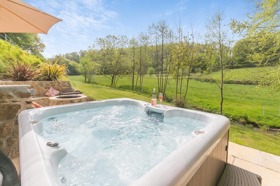 Outdoor spa tub