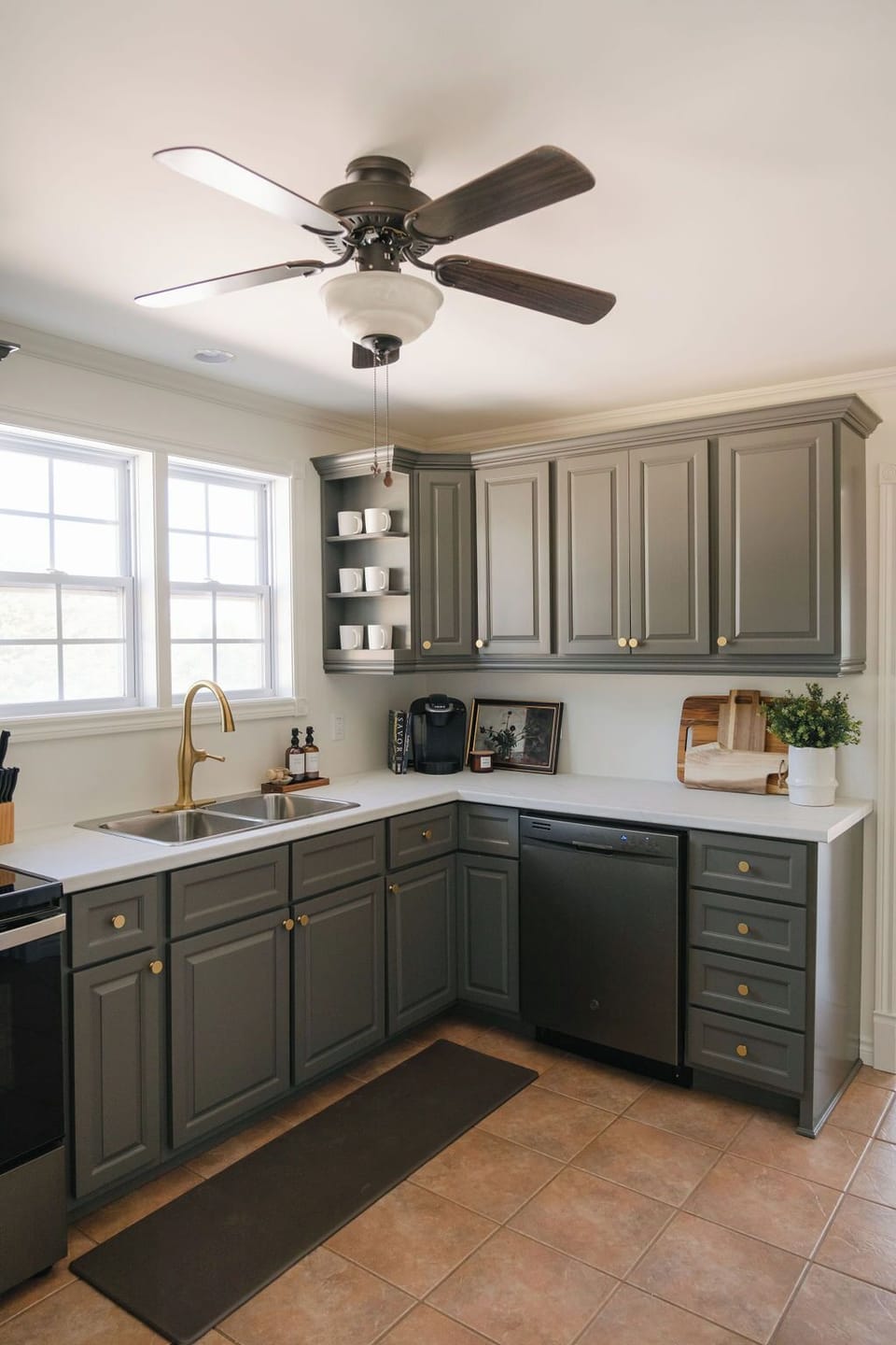 Newly renovated kitchen, new appliances and fully equipped