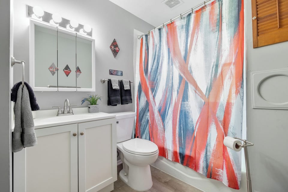 Main floor full bathroom