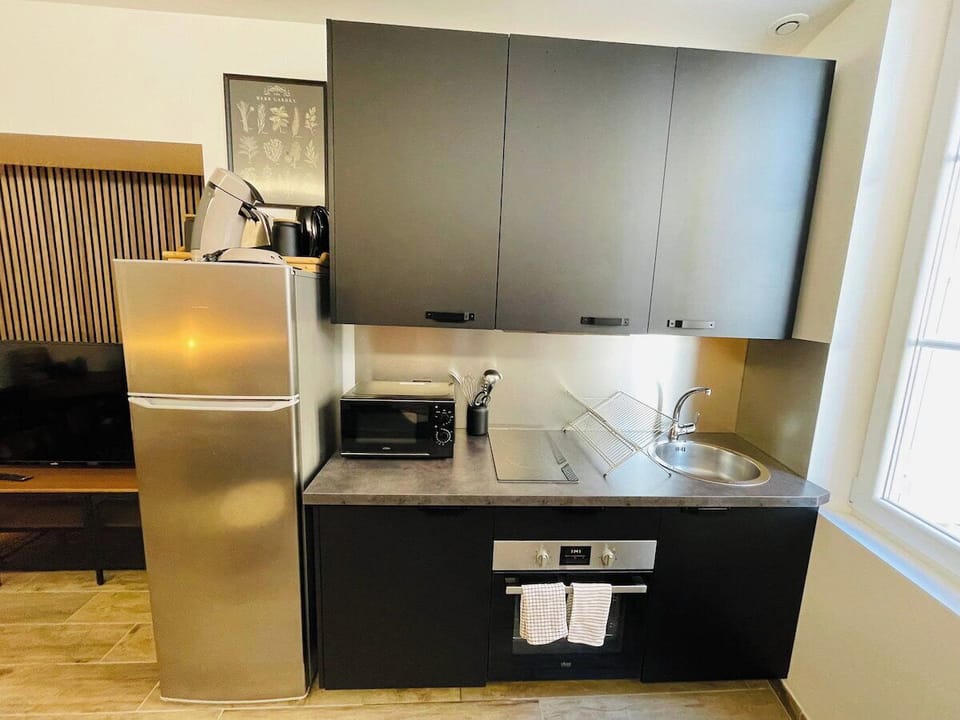 Full kitchen image 2