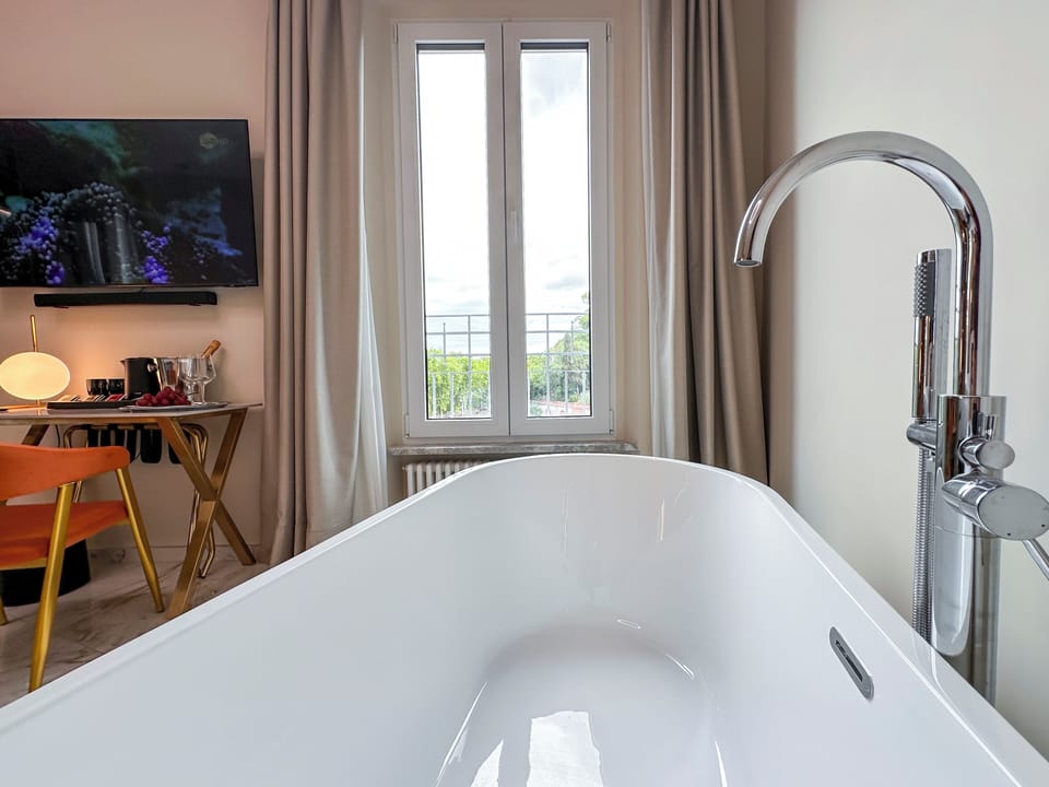 Traditional Suite | Deep soaking bathtub