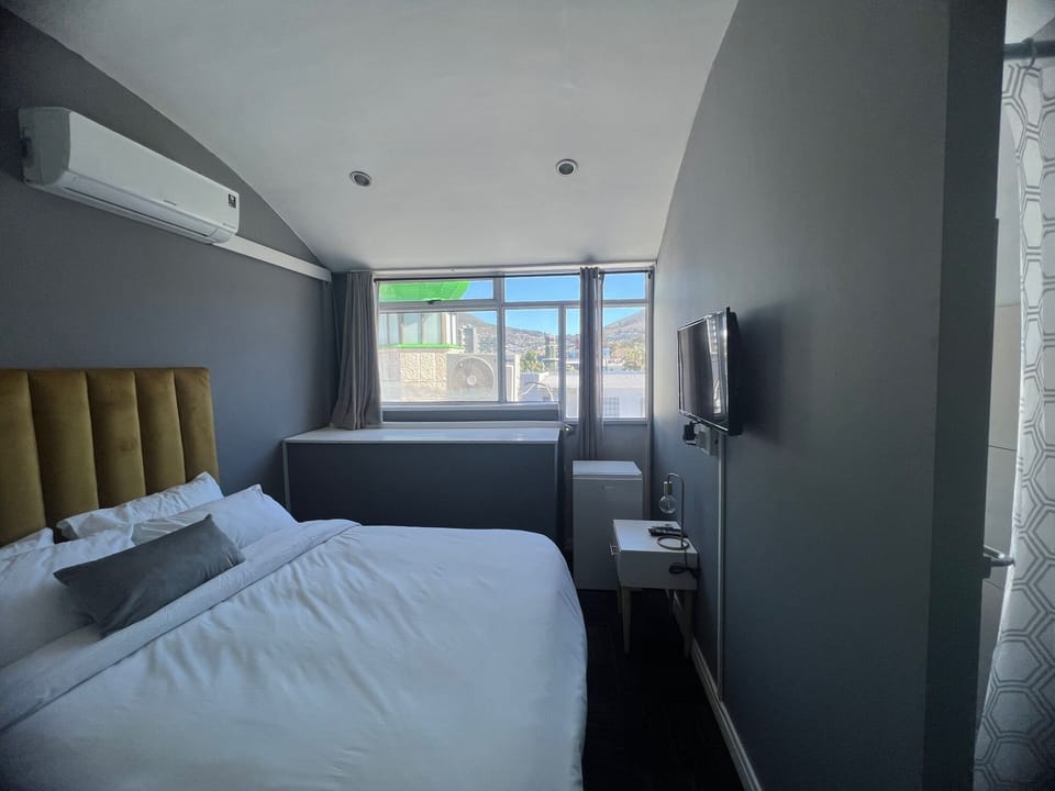 Table Mountain En-Suite | Iron/ironing board, free WiFi, bed sheets