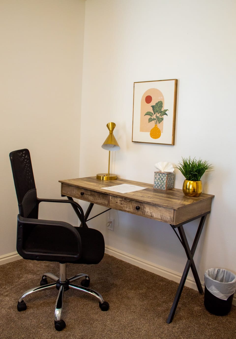 Dedicated working desk. Spacious room that combines relaxation and productivity
