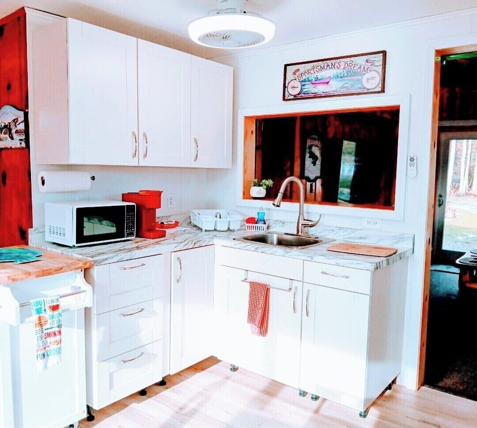 Microwave blender toaster pot roast pizza pan oven chopping boards loaded