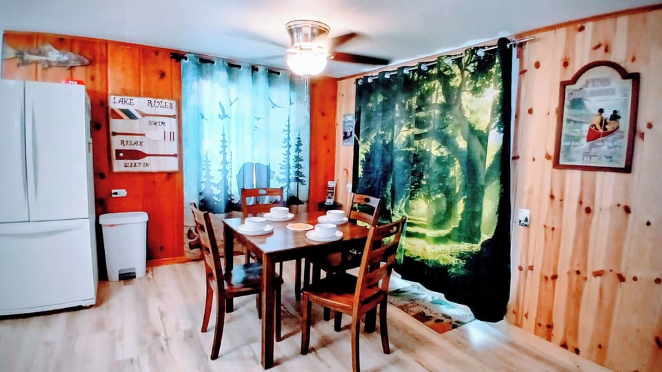 Beautiful kitchen stocked  4 seat 