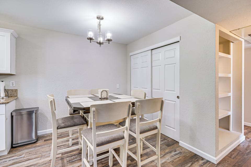 Dining Area | Dishware & Flatware Provided
