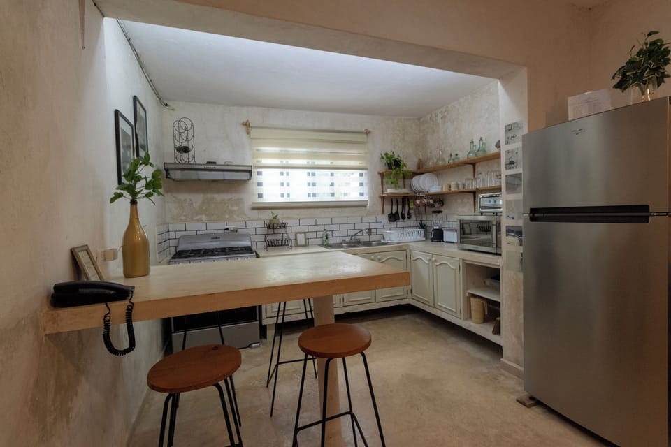 Full-size fridge, oven, toaster, blender