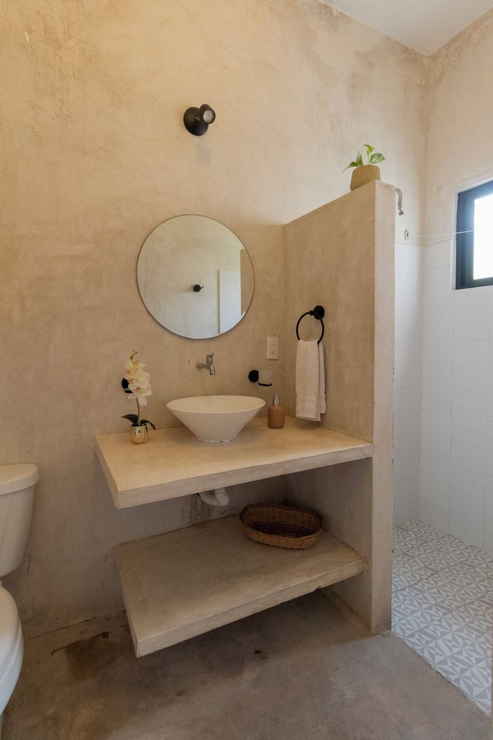 Family Room, 2 Double Beds | Bathroom | Hair dryer, towels, soap, shampoo