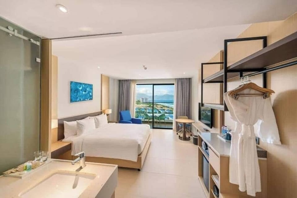 Deluxe Double Room, Balcony, Sea View | Minibar, soundproofing, WiFi (free)