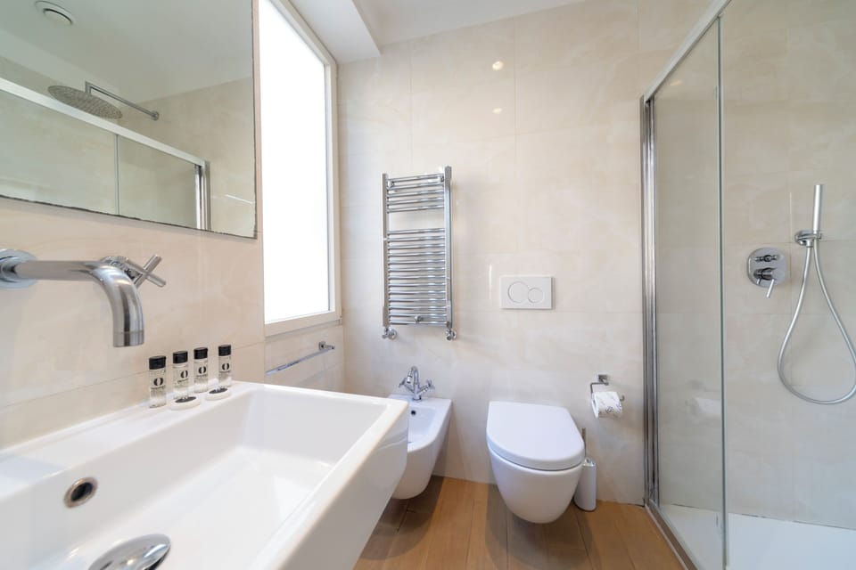 Double Room | Bathroom | Shower, rainfall showerhead, free toiletries, hair dryer