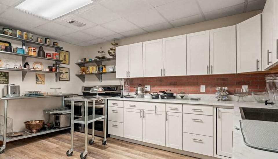 Kitchen 2 - 2 stoves