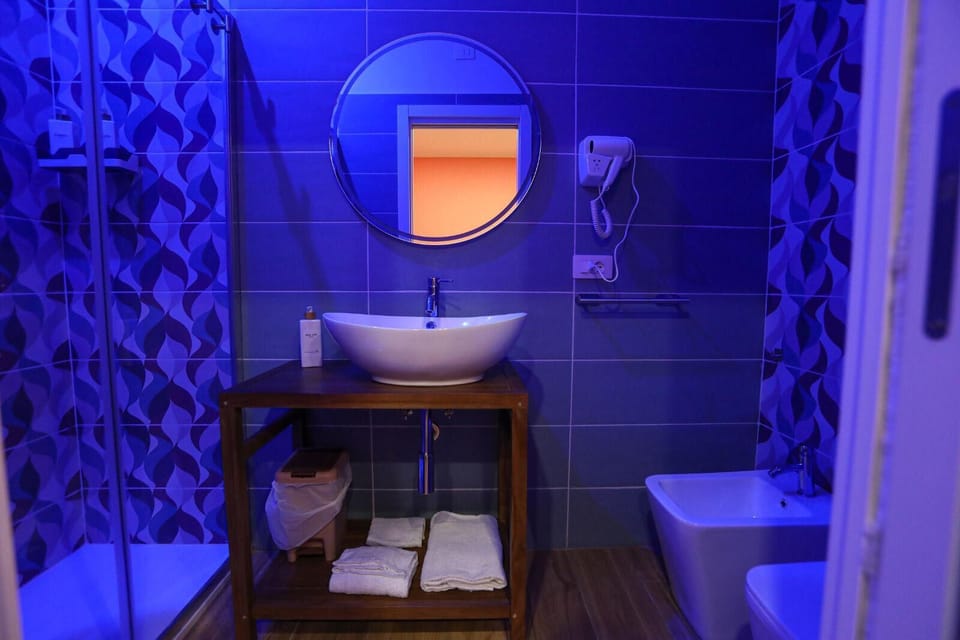Double Room, Ensuite | Bathroom | Shower, hair dryer, bidet, towels
