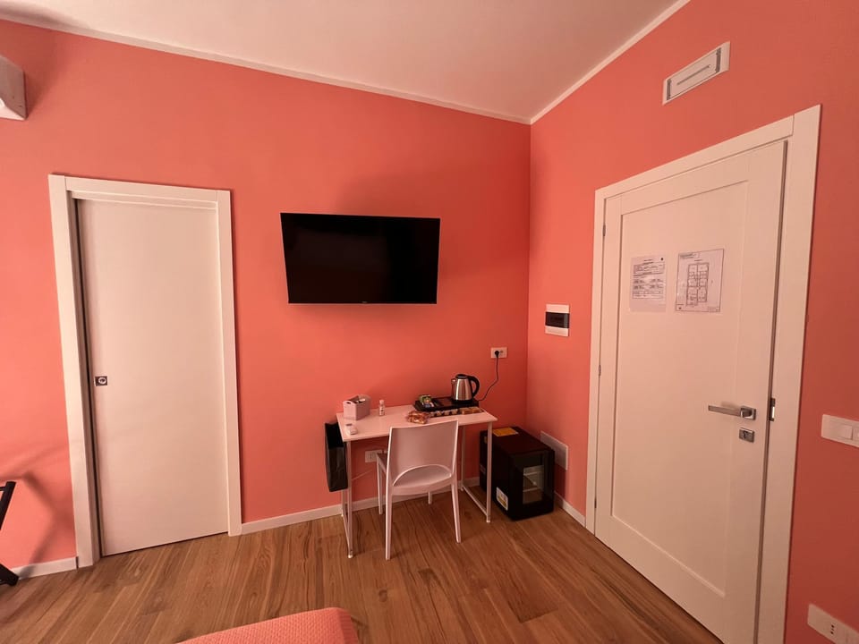 Double Room, Ensuite | Pillowtop beds, minibar, desk, laptop workspace