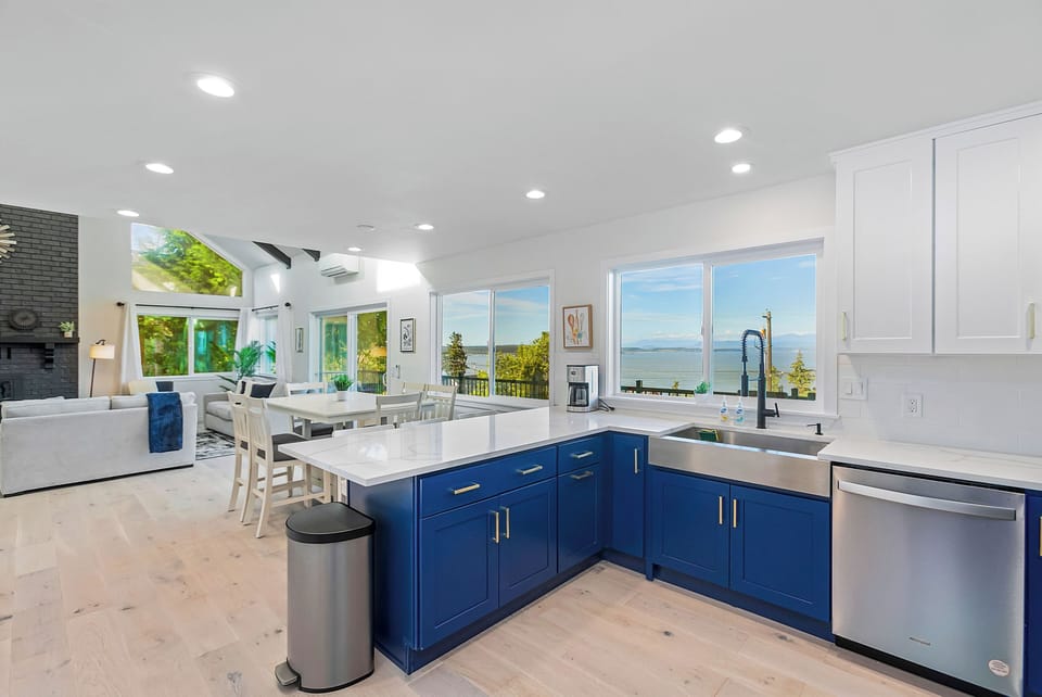 Deluxe House, Lake View | Private kitchen