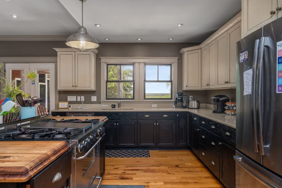 CC318: OBX Rays | LL Kitchen Area - Island Seating for 4