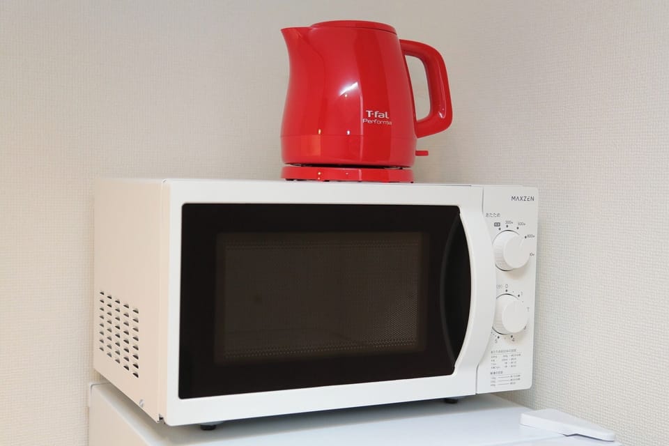 The red electric kettle is an eye-catching and vibrant accent.