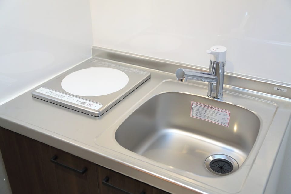 The kitchenette is equipped with one IH stove.