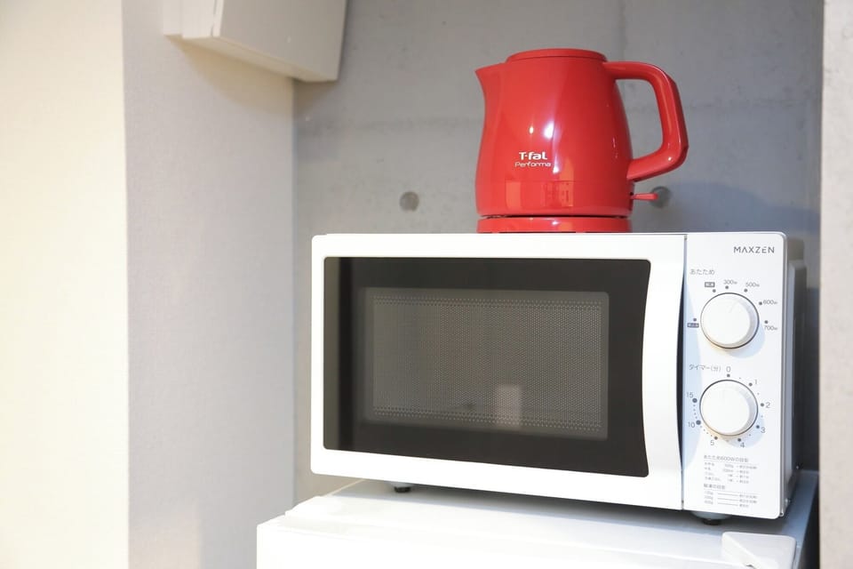 A single-function, easy-to-use microwave oven is installed. The electric kettle is made by stylish Tefal.