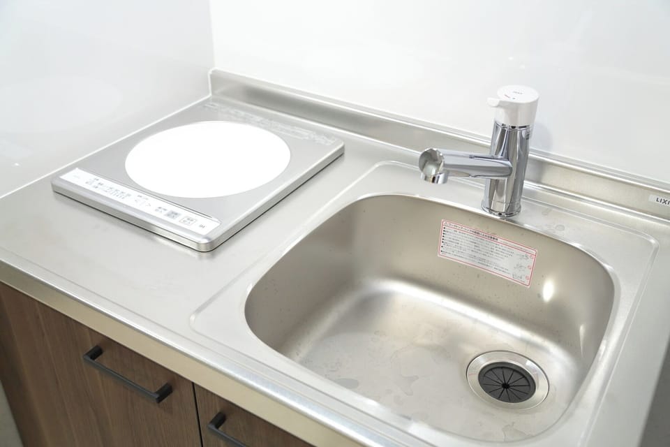 The mini kitchen is equipped with a 1-burner IH stove. Please use it for simple warming things.