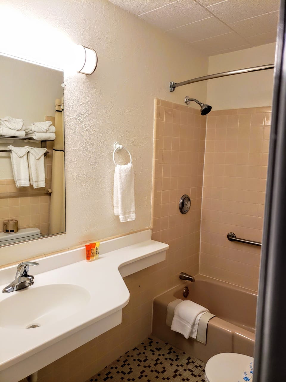 Combined shower/tub, free toiletries, hair dryer, towels