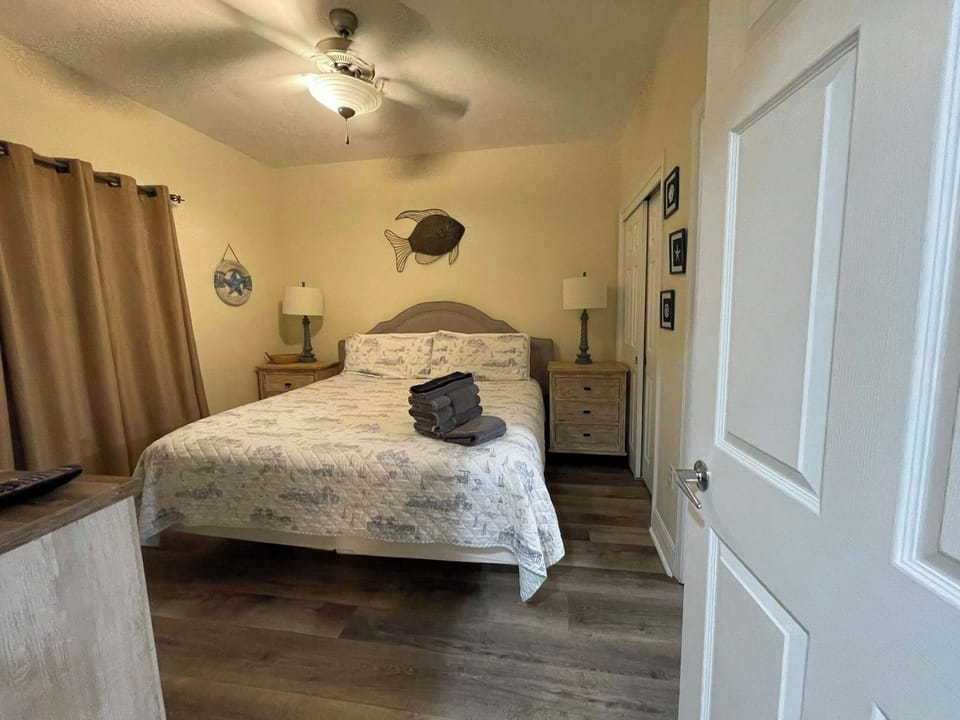 2nd bedroom, king bed