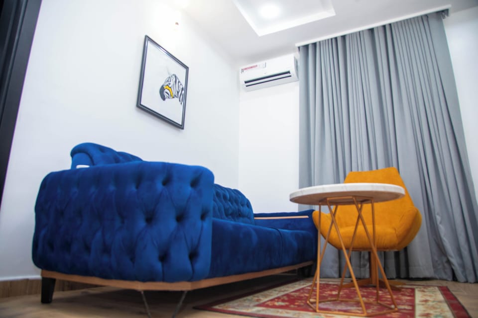 Business Suite, Balcony, City View | Living area | 32-inch Smart TV with cable channels, pay movies