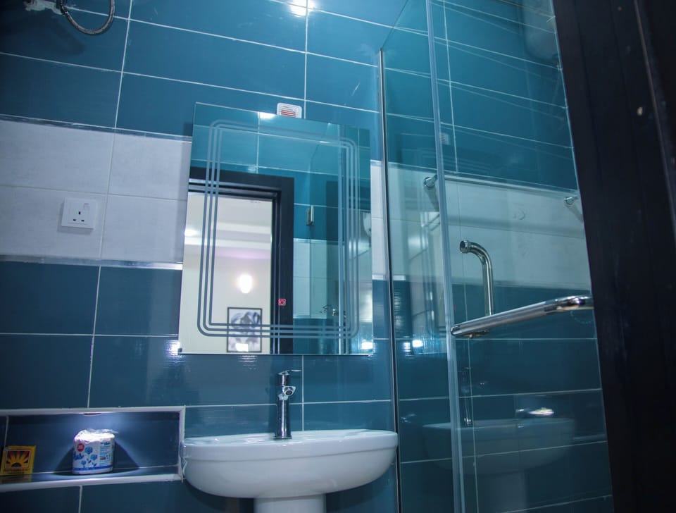 Executive Single Room, Balcony, City View | Bathroom | Shower, rainfall showerhead, free toiletries, towels