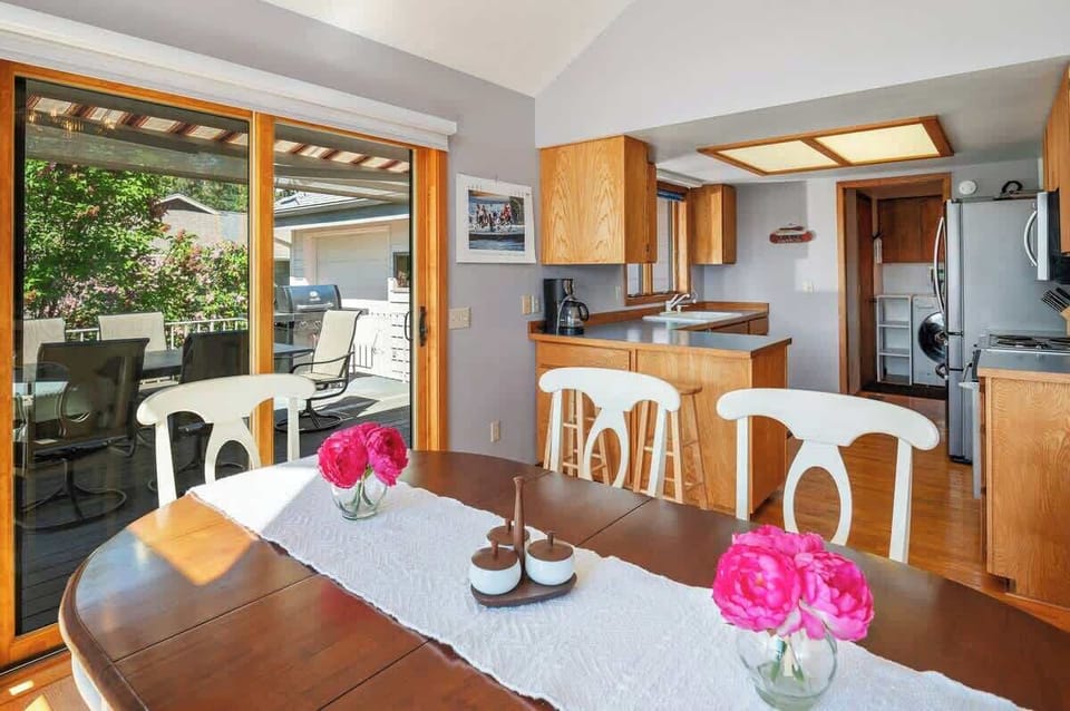 Dining table can seat 6 ppl