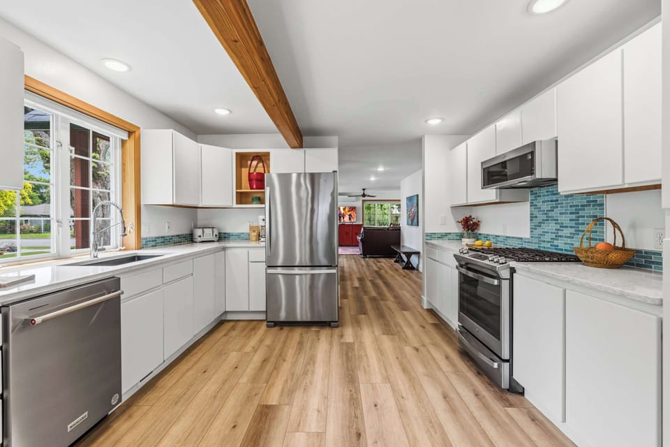 Fully equipped kitchen with plenty of space for the cook to prep
