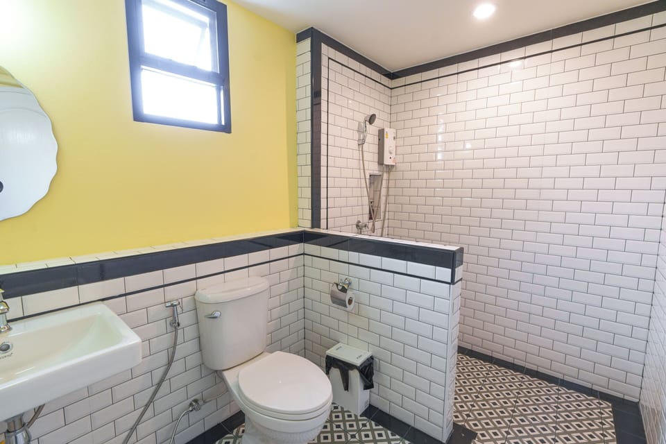 Superior Room | Bathroom | Shower, rainfall showerhead, free toiletries, hair dryer