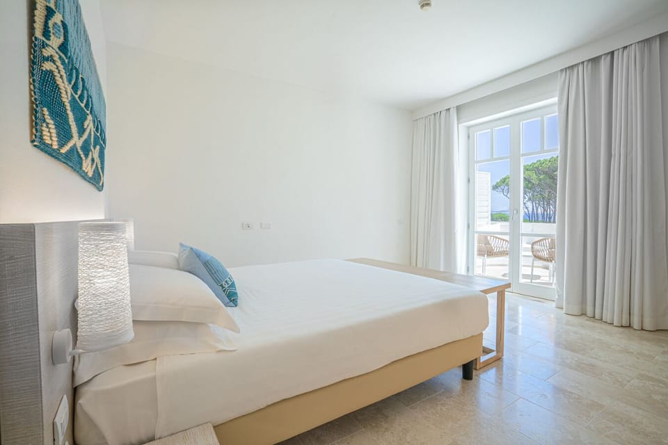 Deluxe Room, 1 Double Bed, Balcony, Sea View | Minibar, desk, free WiFi, bed sheets