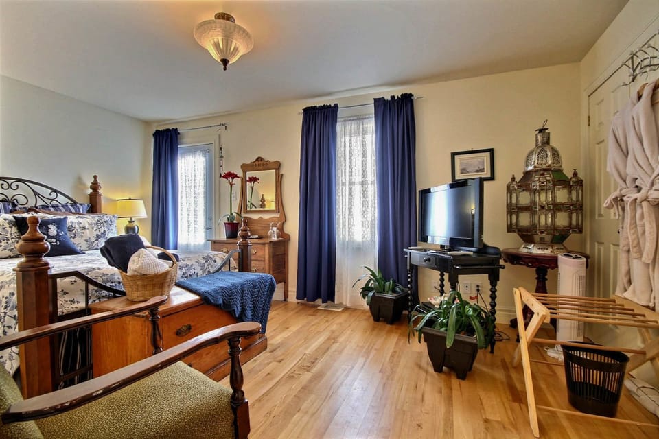 Superior Room, 1 Queen Bed, Balcony, Shared Bathroom | Premium bedding, blackout drapes, iron/ironing board, cribs/infant beds