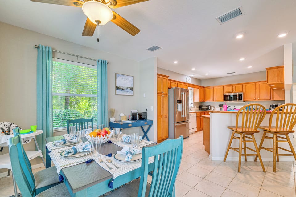 Dining Area | Dishware & Flatware Provided