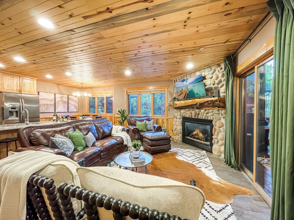 Welcome to Crooked Creek Cabin, our newly updated condo, where nature meets luxury! As you walk in the front door, you'll see the gorgeous and newly updated living room.