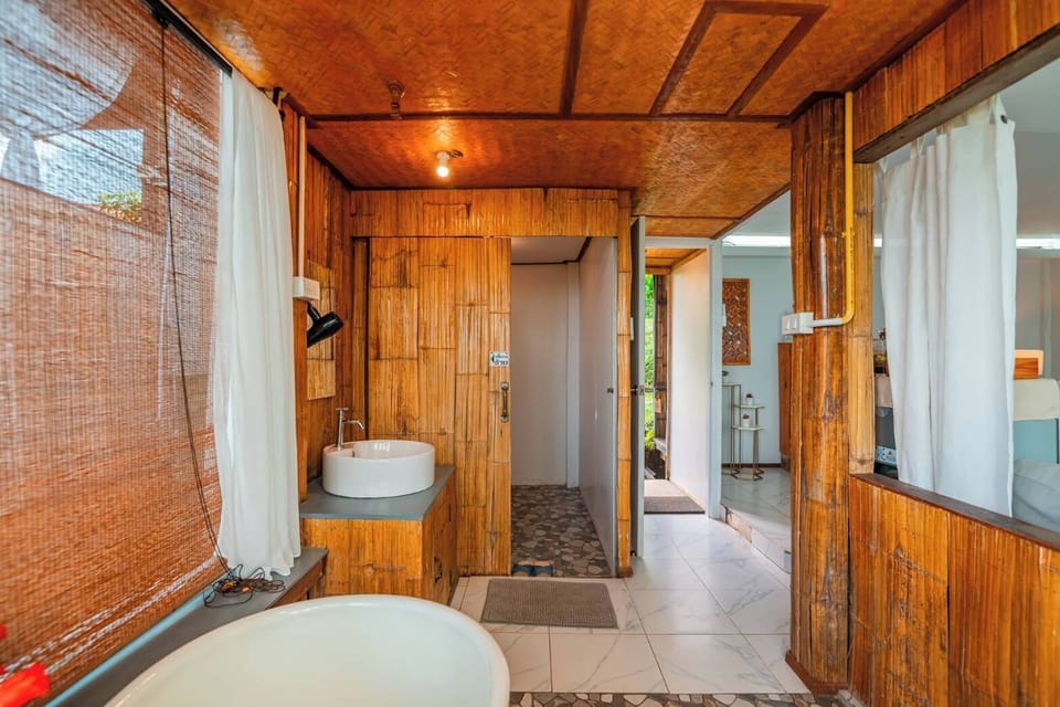 Deluxe House, Air conditioning, Hill View | Bathroom | Combined shower/tub, deep soaking tub, free toiletries, hair dryer
