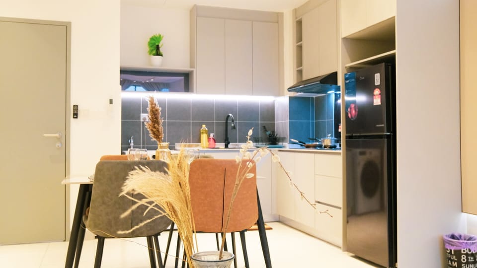 Studio, Balcony | Private kitchen | Fridge, stovetop, cookware/dishes/utensils