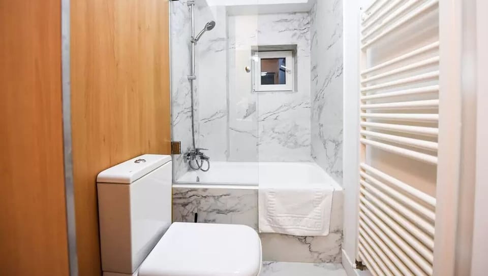 Economy Apartment, Non Smoking | Bathroom | Free toiletries, hair dryer, towels, soap