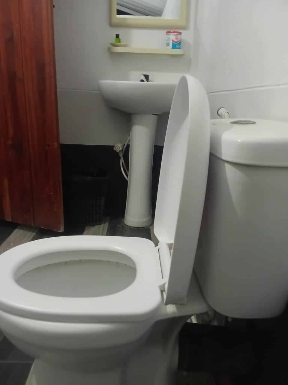 Shower, free toiletries, bidet, towels