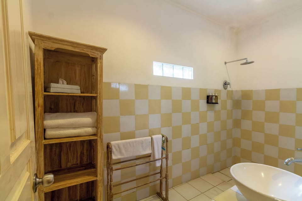 Mango Resort Room | Bathroom | Shower, hair dryer, towels, soap