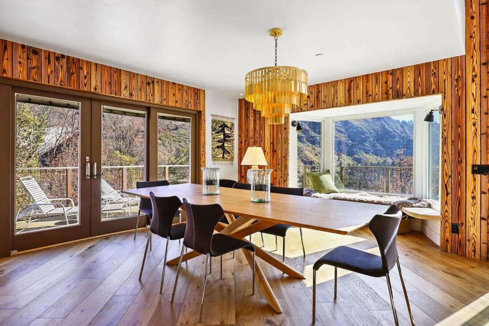 Dining table for 6+