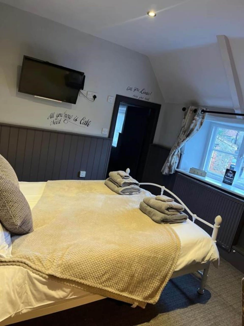 Double Room, Private Bathroom | Desk, free WiFi