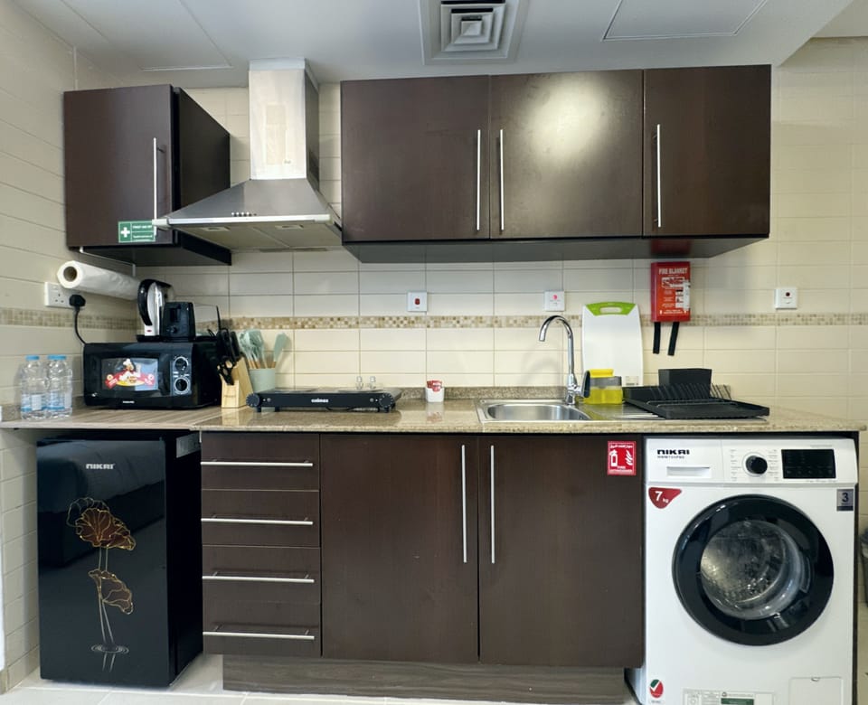 Deluxe Apartment, City View | Private kitchen | Electric kettle, toaster, cookware/dishes/utensils, cleaning supplies