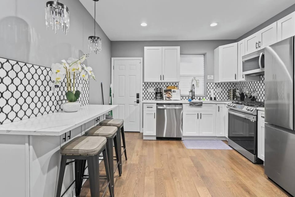 Kitchen & Eating Area