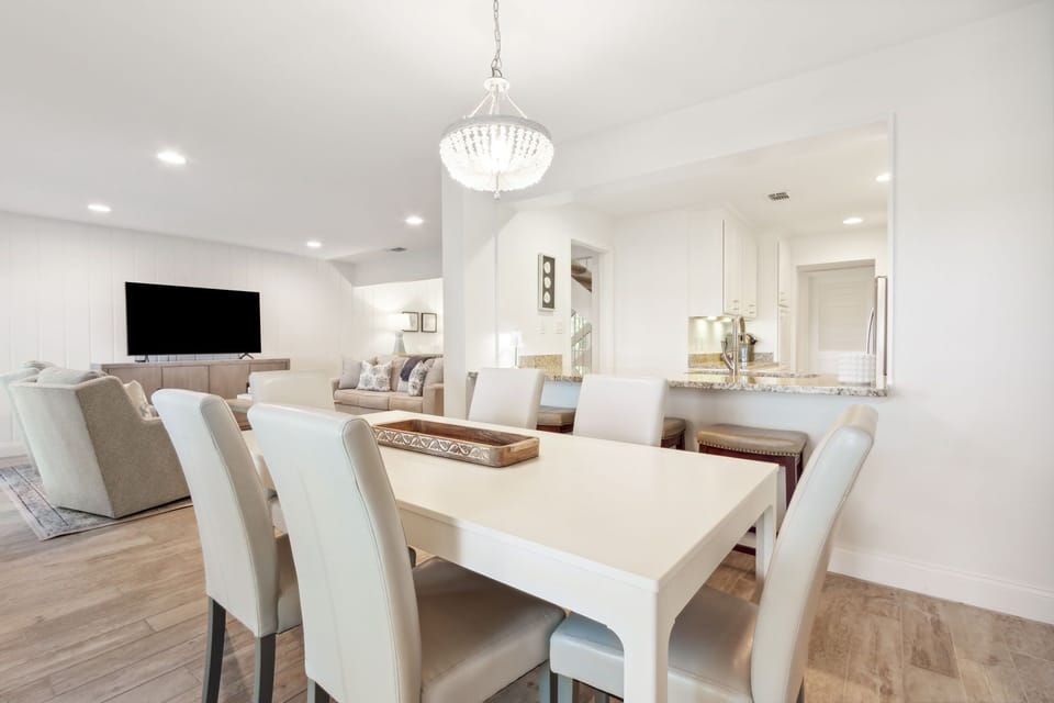 Dining Area with Seating for Six at the Table